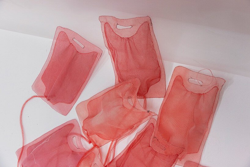 治愈的历史幽灵：jannick deslauriers 通过脆弱的织物形式表达短暂性