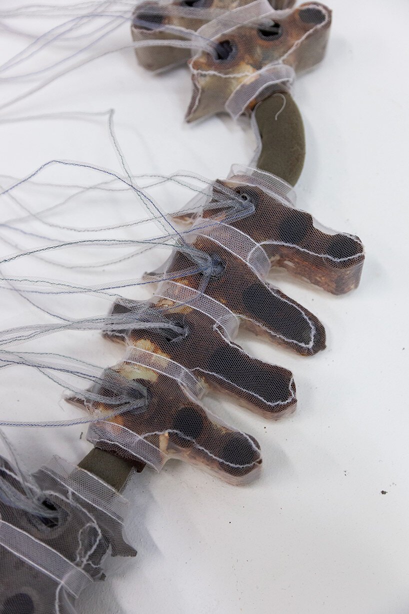 治愈的历史幽灵：jannick deslauriers 通过脆弱的织物形式表达短暂性