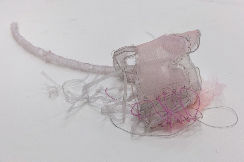 治愈的历史幽灵：jannick deslauriers 通过脆弱的织物形式表达短暂性