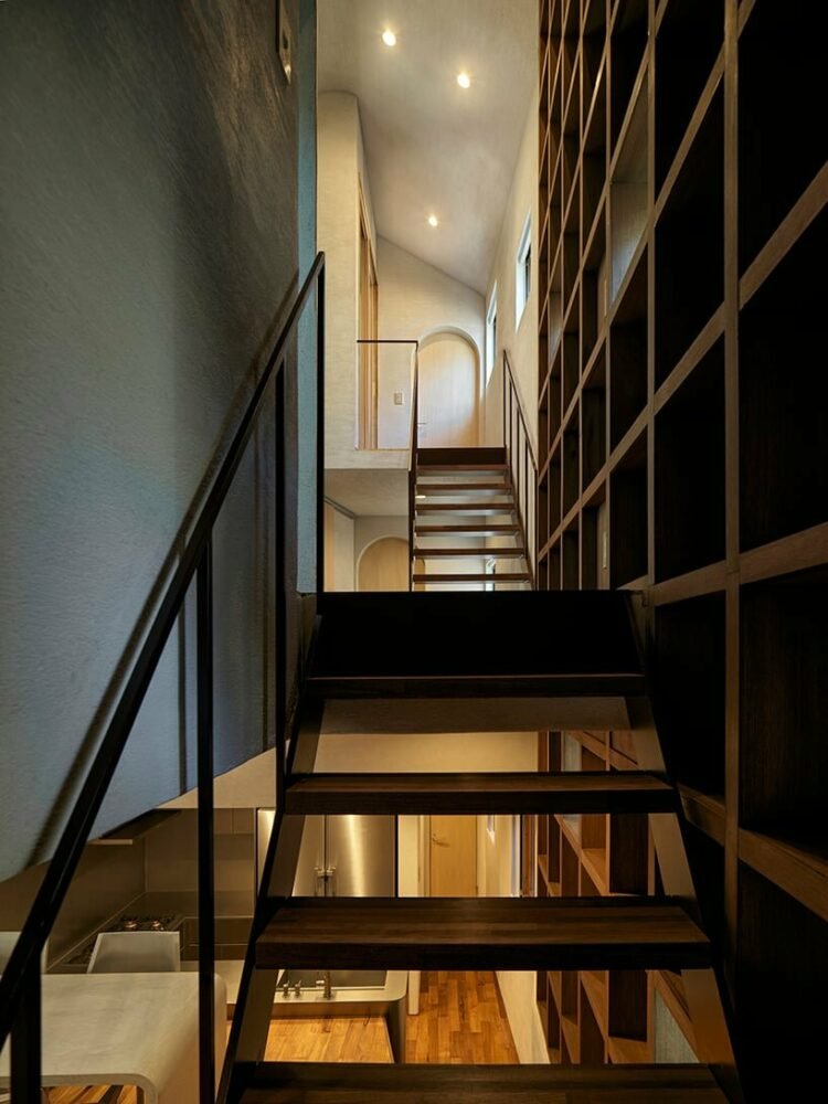 艺术家在东京错层式的家庭工作室以宽阔内向的立面作为庇护所