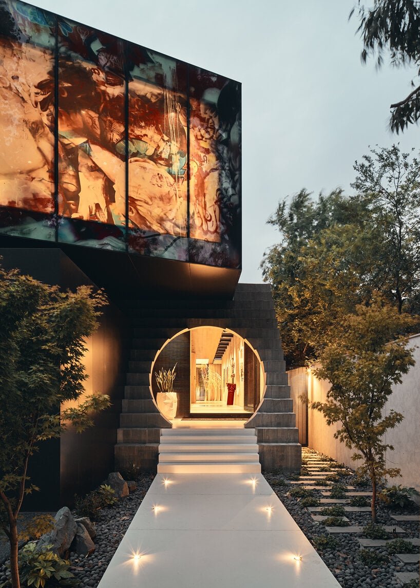 a translucent glass mural adorns the façade of JARtB house in melbourne