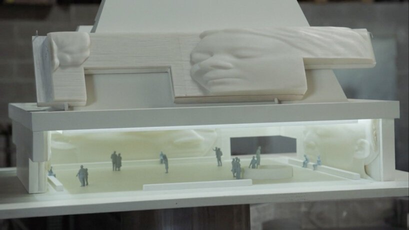 jaume plensa unveils monumental white resin head in newport pier park