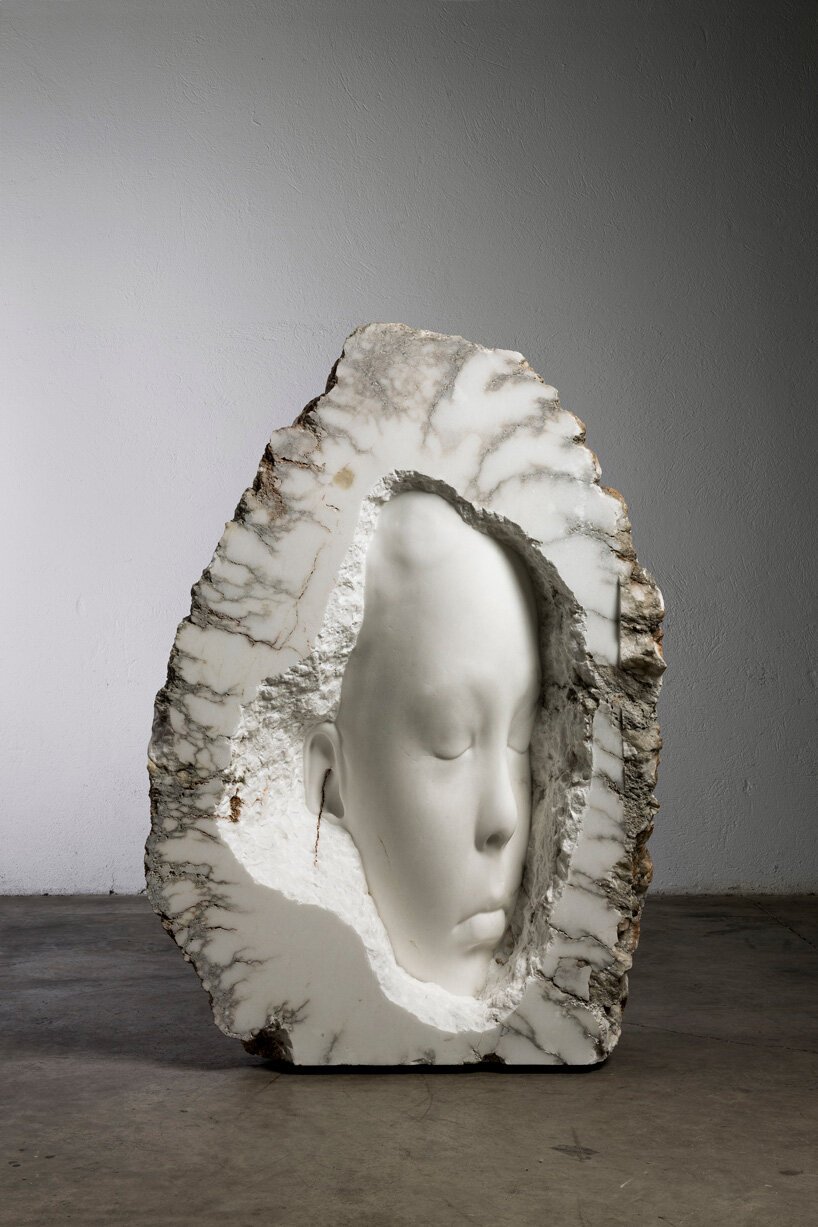 jaume plensa unveils monumental white resin head in newport pier park