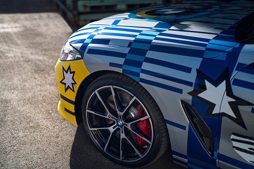 杰夫·昆斯 (Jeff Koons) 在 2022 年洛杉矶弗里兹艺博会上展示限量版宝马“梦想之车”