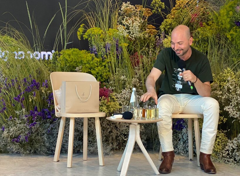 Julian Bedel 在 DAAily 酒吧讲述 Fueguia 1833 的旅程、研究和生产 Julian Bedel 在 DAAily 酒吧讲述 Fueguia 1833 的旅程、研究和生产