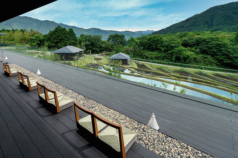 隈研吾将温泉酒店分布在雕刻的梯田上 隈研吾将温泉酒店分布在雕刻的梯田上