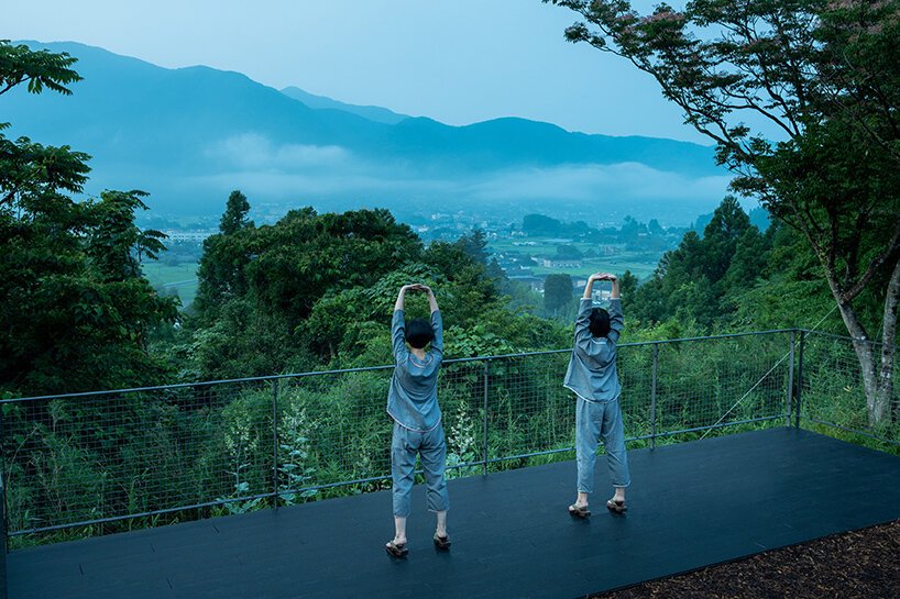 隈研吾将温泉酒店分布在雕刻的梯田上 隈研吾将温泉酒店分布在雕刻的梯田上