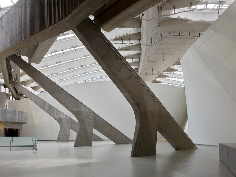 KANVA 将蒙特利尔翻修后的生物穹顶包裹在白色起伏的“活生生的皮肤”中