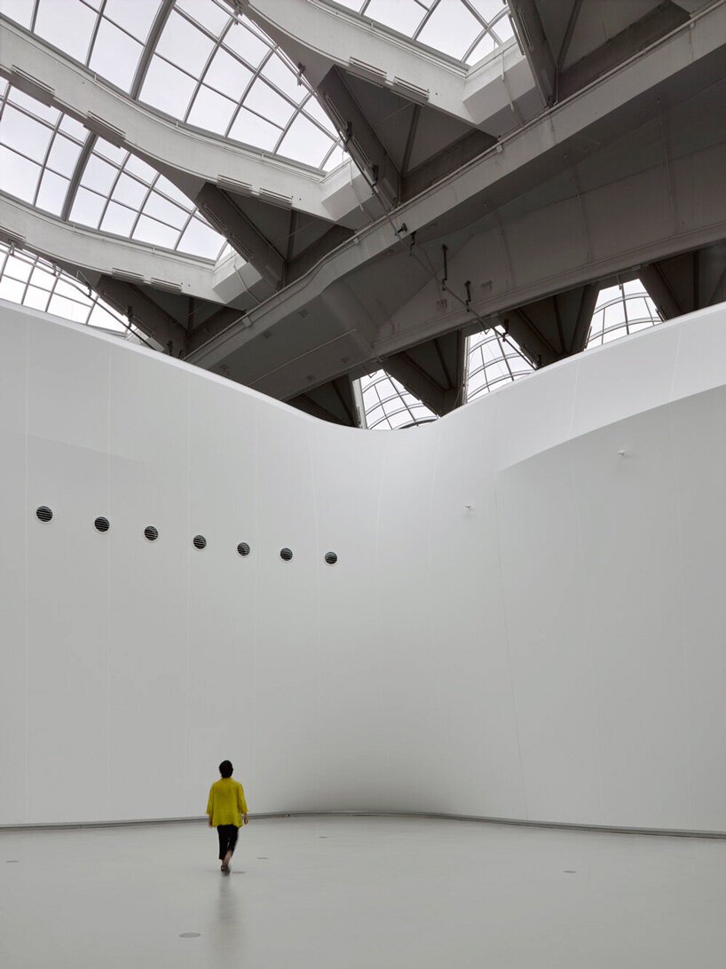 KANVA 将蒙特利尔翻修后的生物穹顶包裹在白色起伏的“活生生的皮肤”中