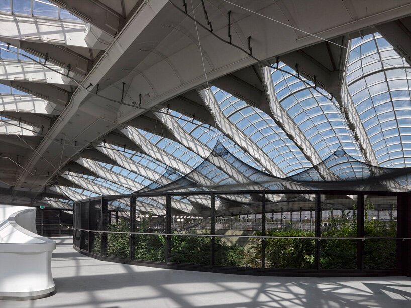 KANVA 将蒙特利尔翻修后的生物穹顶包裹在白色起伏的“活生生的皮肤”中