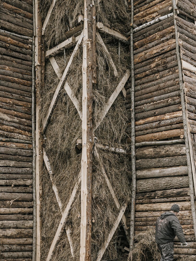 KATARSIS 在俄罗斯建造并烧毁了桥梁，作为变革和剧变的艺术象征