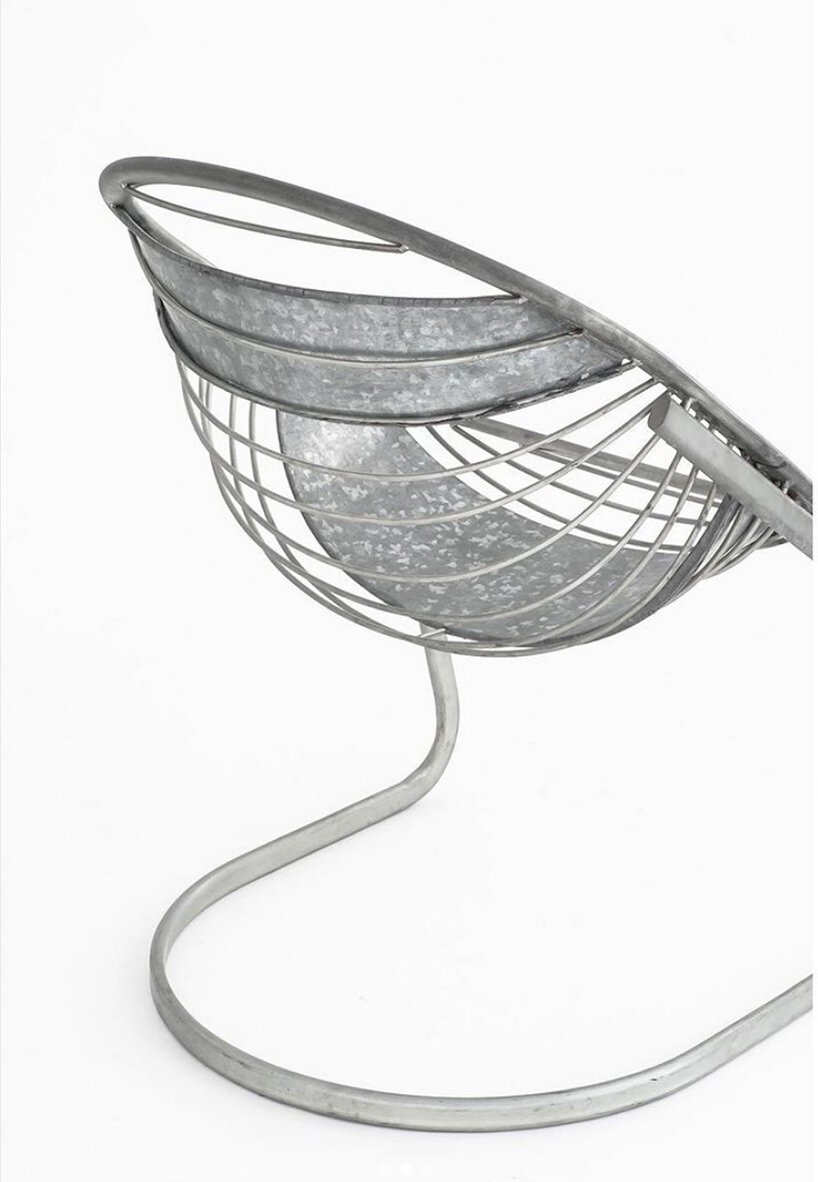 川久保玲为东京 gallery licht 画廊的 Comme des garçons 设计的锡椅