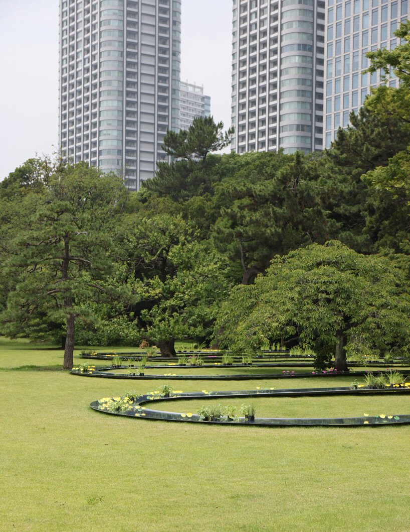 妹岛和世的弧形水亭流经东京滨离宫花园