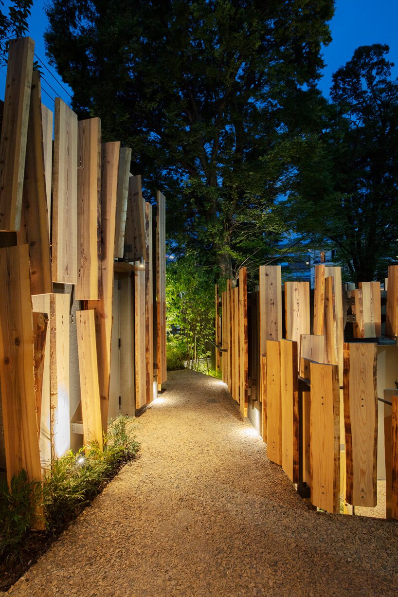 隈研吾对东京厕所项目的补充让人回想起“在树林里散步”。