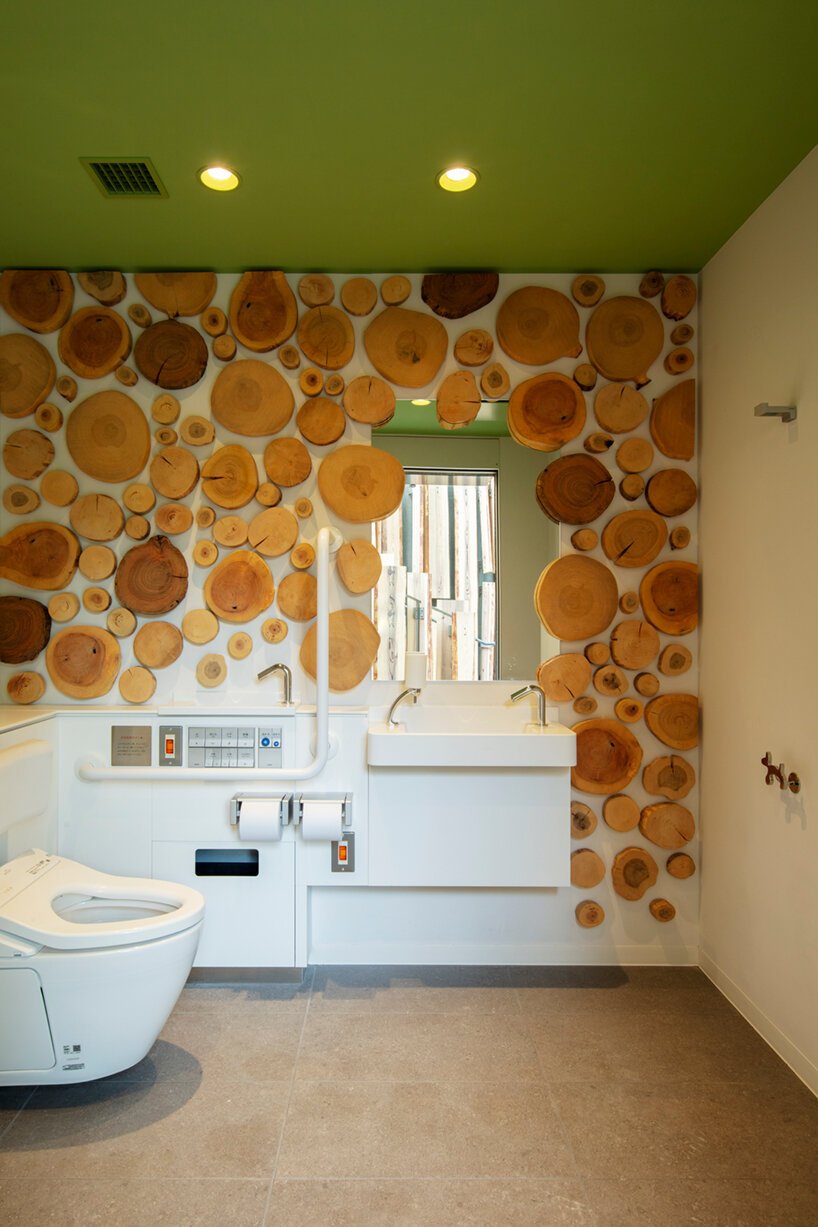 隈研吾对东京厕所项目的补充让人回想起“在树林里散步”。