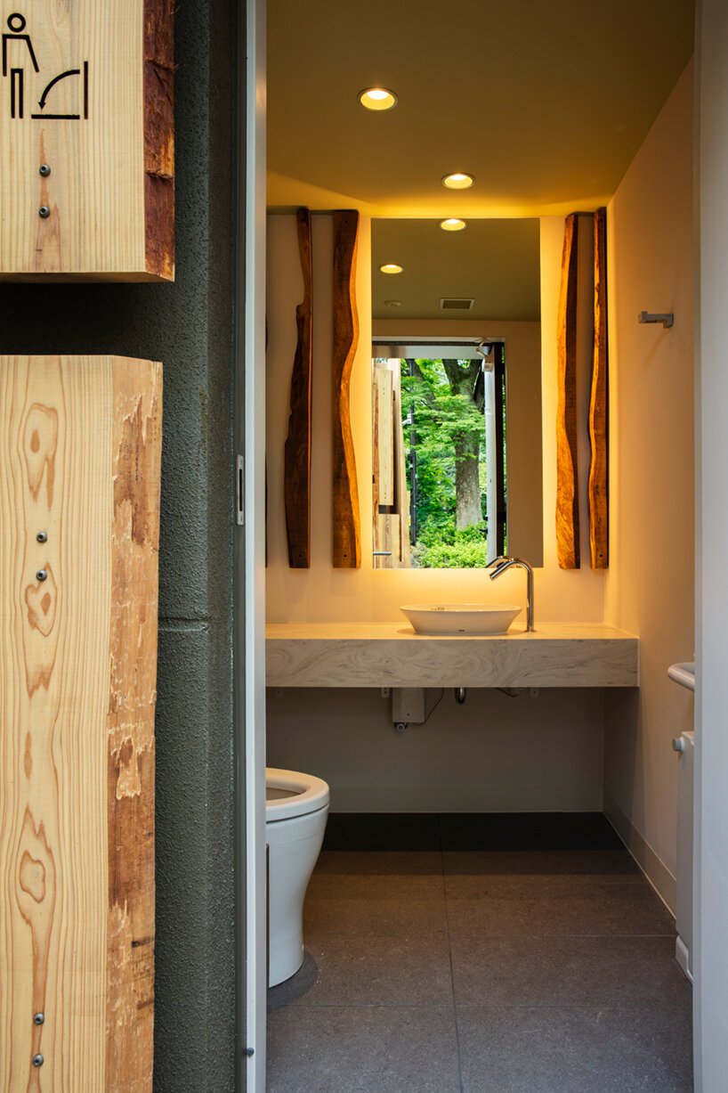 隈研吾对东京厕所项目的补充让人回想起“在树林里散步”。