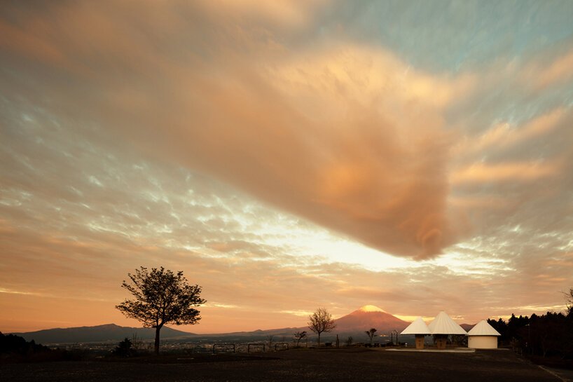 kengo kuma mirrors the iconic form of mount fuji with‘oath hill park’toilets