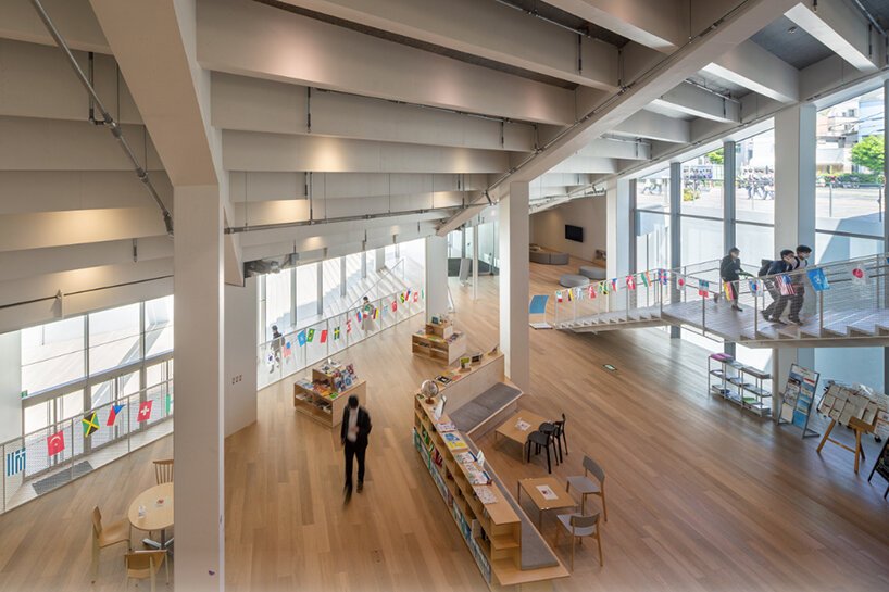 隈研吾用阶梯式绿色屋顶包围了这个地下学生中心