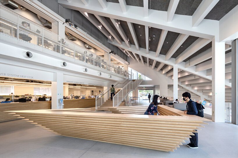 隈研吾用阶梯式绿色屋顶包围了这个地下学生中心