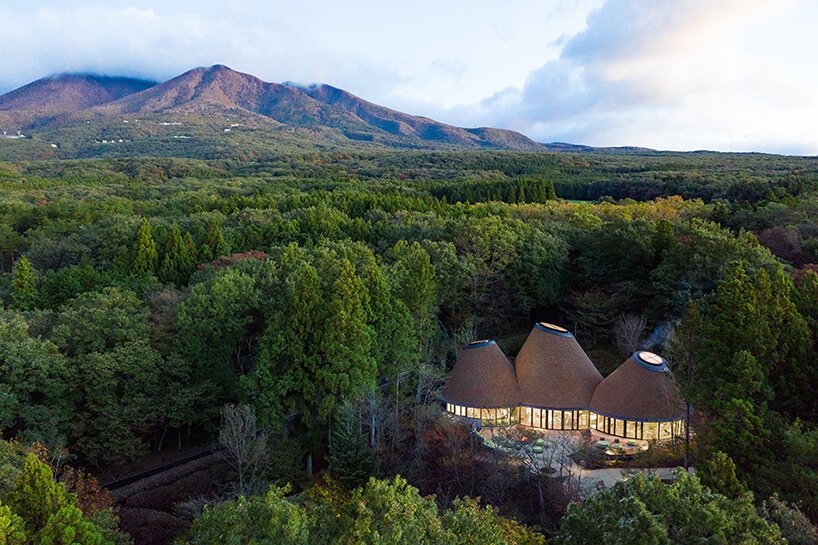 klein dytham 建筑事务所设计的“PokoPoko”俱乐部会所诞生于日本中部的森林中