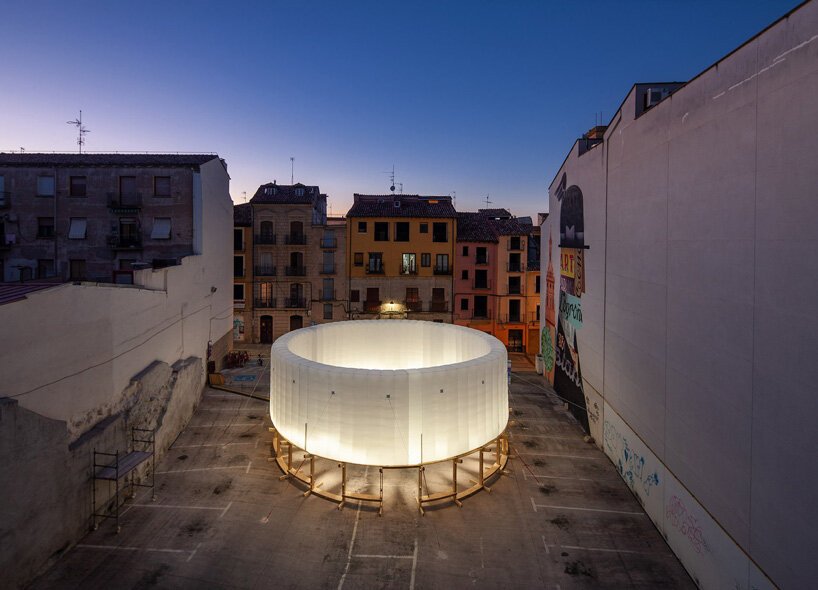 KOGAA 的“circo aéreo”是一个充气环形装置，适用于空旷的城市空间