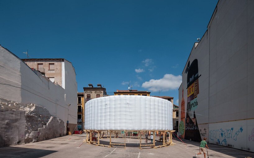 KOGAA 的“circo aéreo”是一个充气环形装置，适用于空旷的城市空间