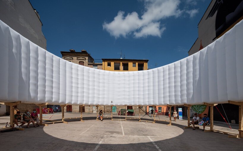 KOGAA 的“circo aéreo”是一个充气环形装置，适用于空旷的城市空间