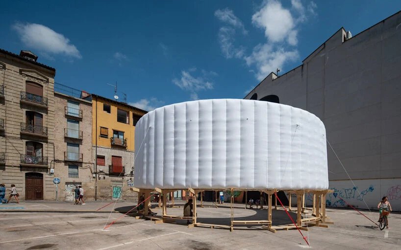 KOGAA 的“circo aéreo”是一个充气环形装置，适用于空旷的城市空间