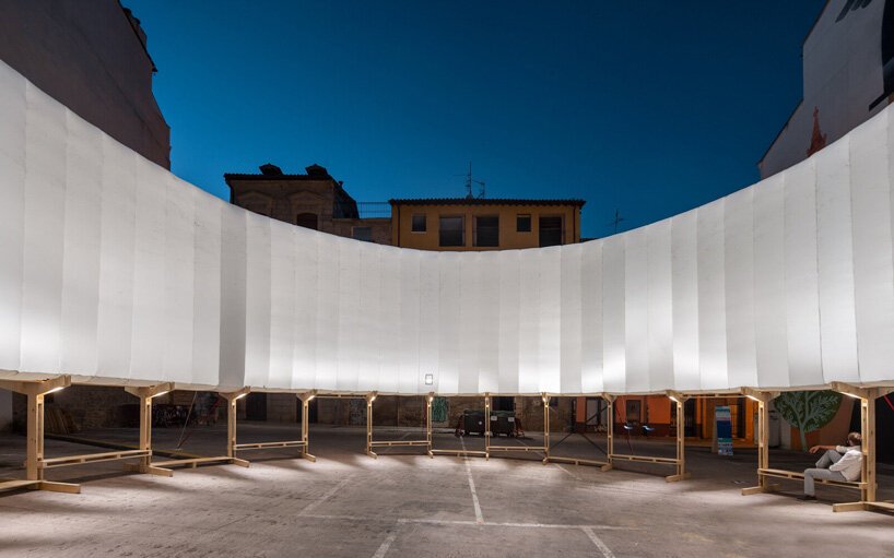 KOGAA 的“circo aéreo”是一个充气环形装置，适用于空旷的城市空间