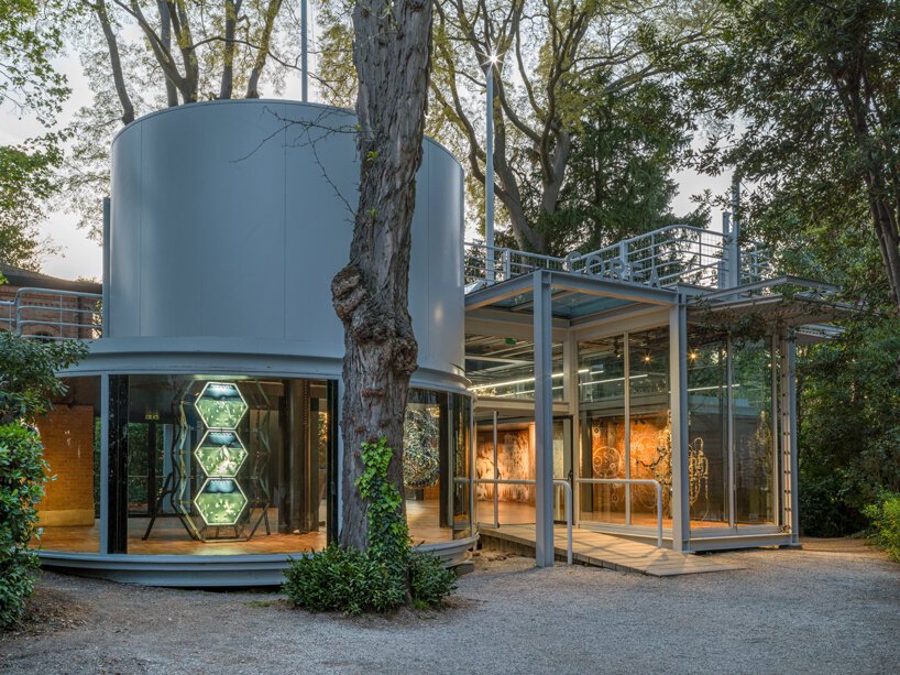 yunchul kim 的蛇形雕塑在威尼斯韩国馆内脉动和呼吸