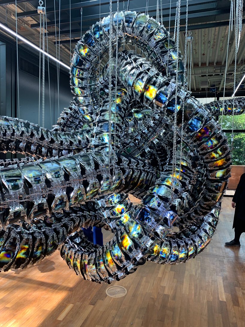 yunchul kim 的蛇形雕塑在威尼斯韩国馆内脉动和呼吸