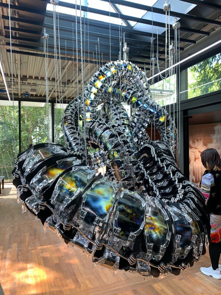 yunchul kim 的蛇形雕塑在威尼斯韩国馆内脉动和呼吸