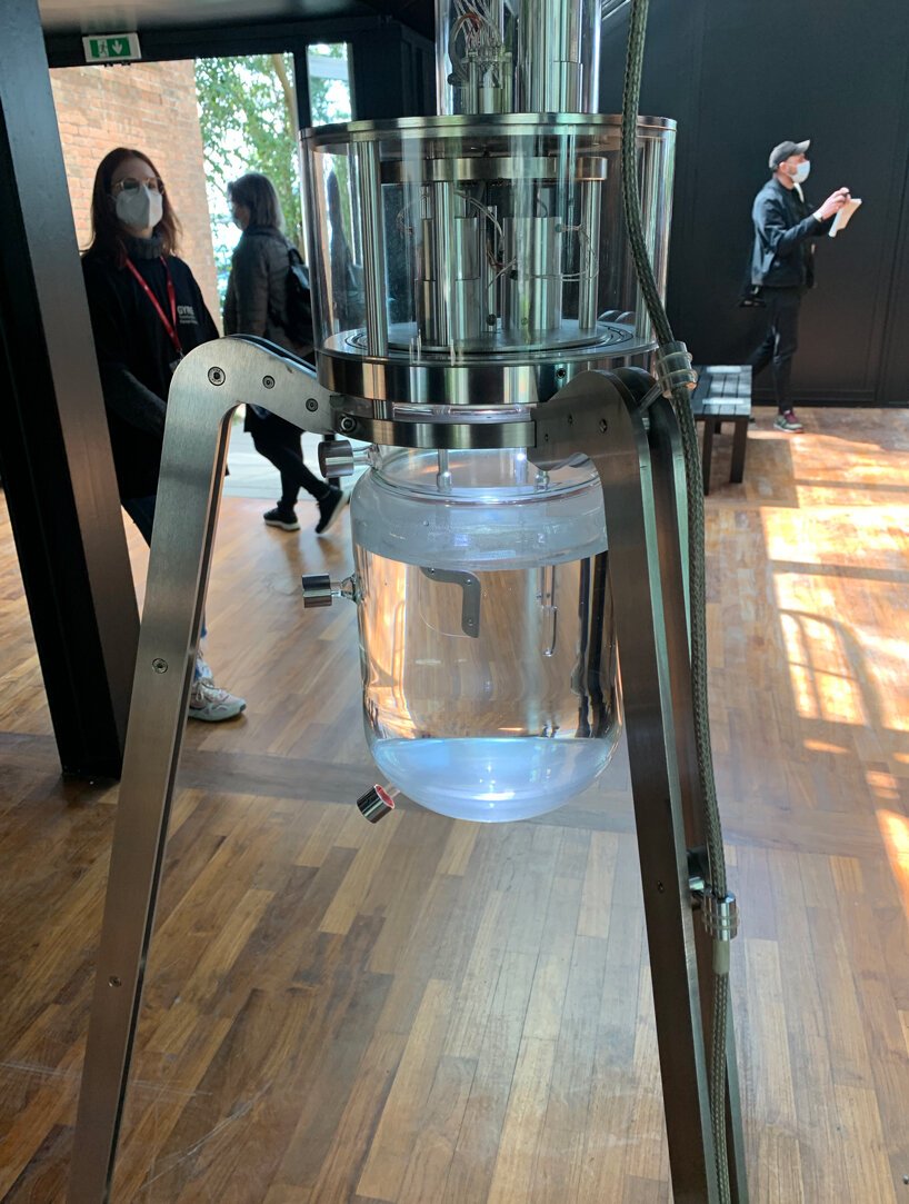 yunchul kim 的蛇形雕塑在威尼斯韩国馆内脉动和呼吸