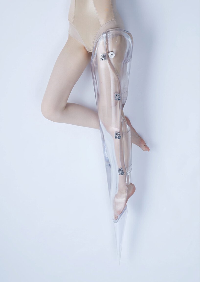 Kumi Kaguraoka 用她的身体重建设备探索美丽标准 Kumi Kaguraoka 用她的身体重建设备探索美丽标准