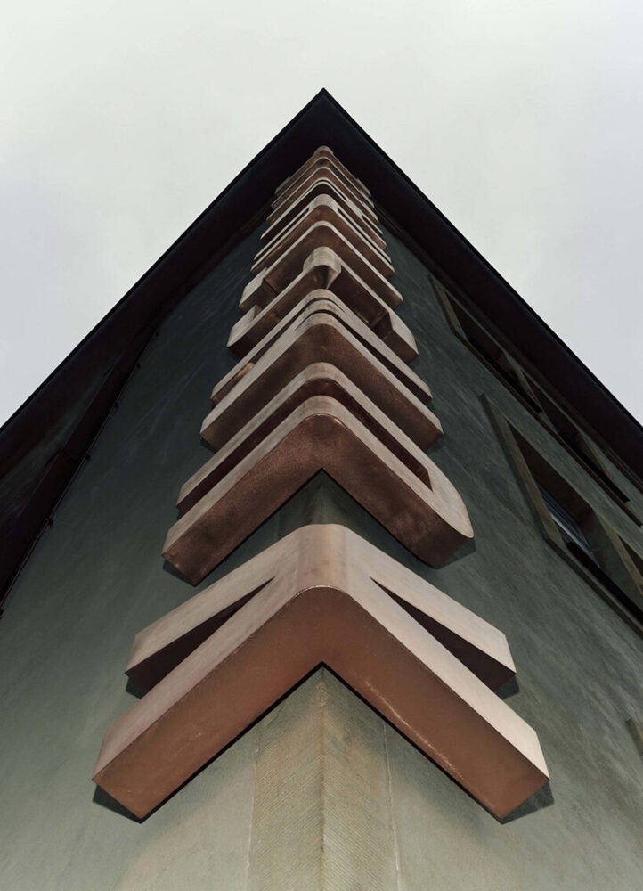 bent bronze letters embrace the corner of kunsthalle praha building
