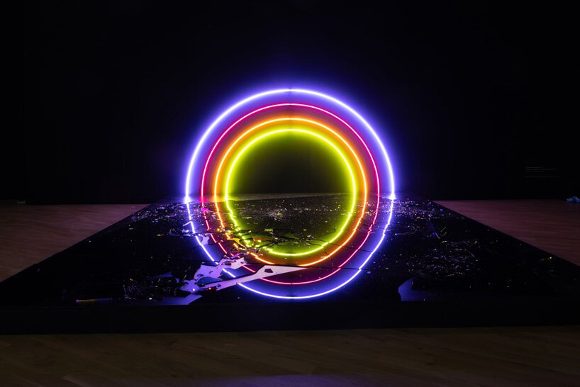 力量！光！沃尔夫斯堡艺术博物馆展览探讨灯光艺术的政治维度