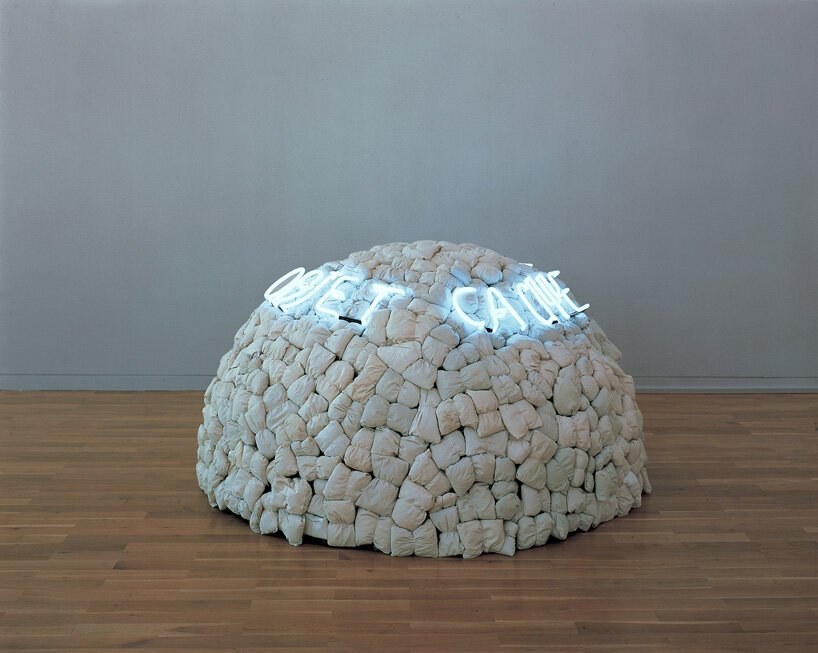 力量！光！沃尔夫斯堡艺术博物馆展览探讨灯光艺术的政治维度