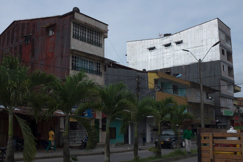 库尔特·霍兰德 (kurt Hollander) 捕捉哥伦比亚雨林城市基布多闪闪发光的建筑