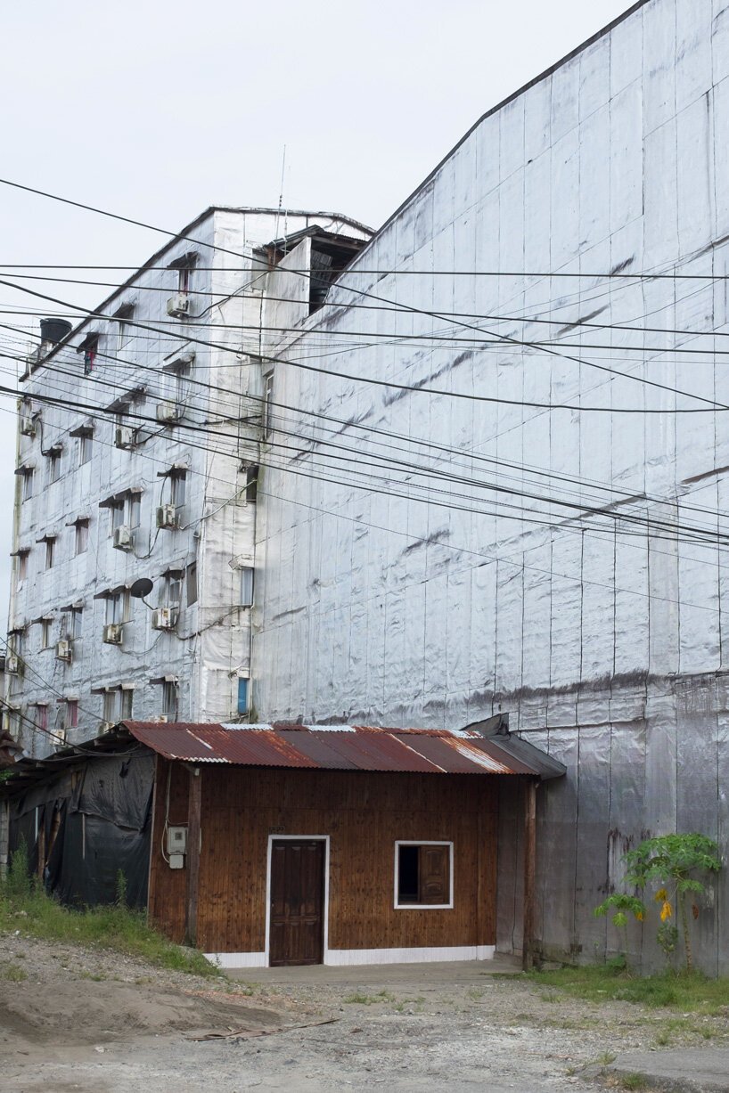 库尔特·霍兰德 (kurt Hollander) 捕捉哥伦比亚雨林城市基布多闪闪发光的建筑