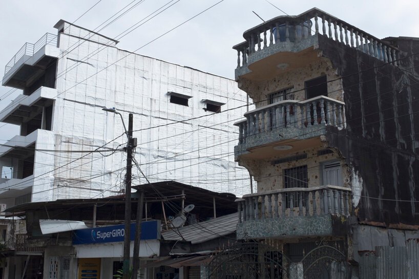 库尔特·霍兰德 (kurt Hollander) 捕捉哥伦比亚雨林城市基布多闪闪发光的建筑