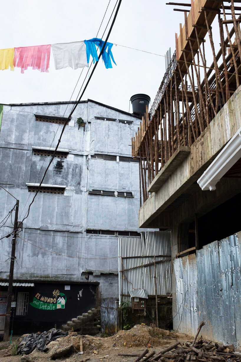 库尔特·霍兰德 (kurt Hollander) 捕捉哥伦比亚雨林城市基布多闪闪发光的建筑