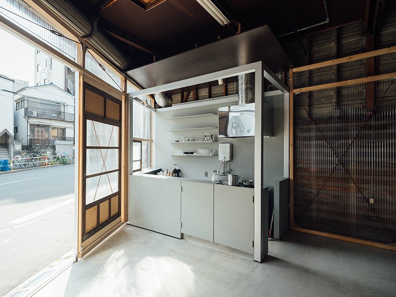 可移动的透明门将 chindon 的小型东京咖啡馆通向附近