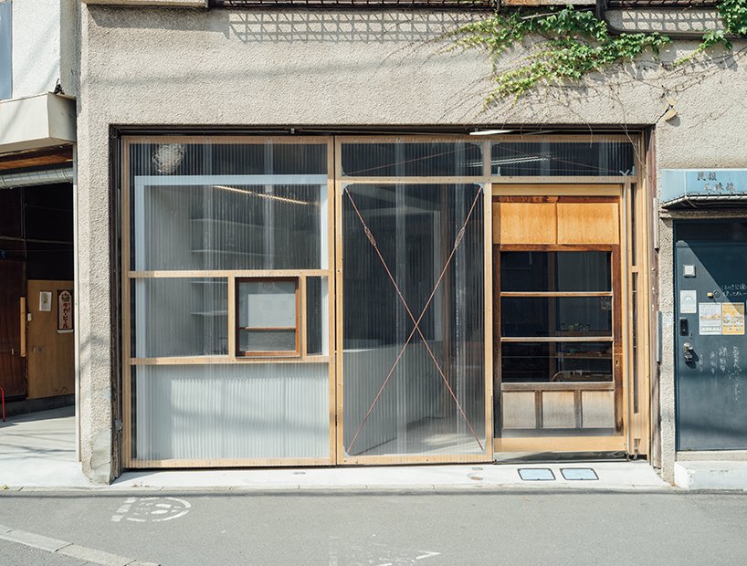 可移动的透明门将 chindon 的小型东京咖啡馆通向附近