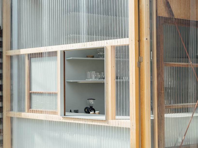 可移动的透明门将 chindon 的小型东京咖啡馆通向附近