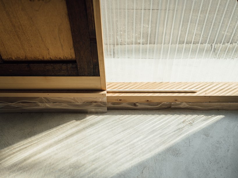 可移动的透明门将 chindon 的小型东京咖啡馆通向附近