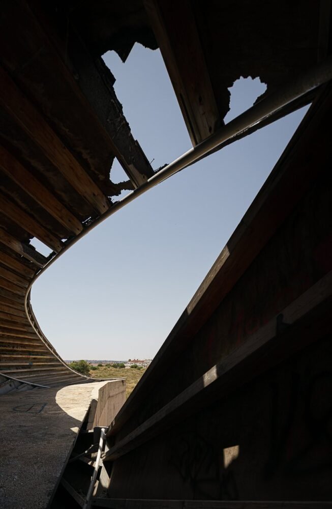 摄影师 kyrre sundal 捕捉到了伊东丰雄位于西班牙的“la caracola”当代遗址