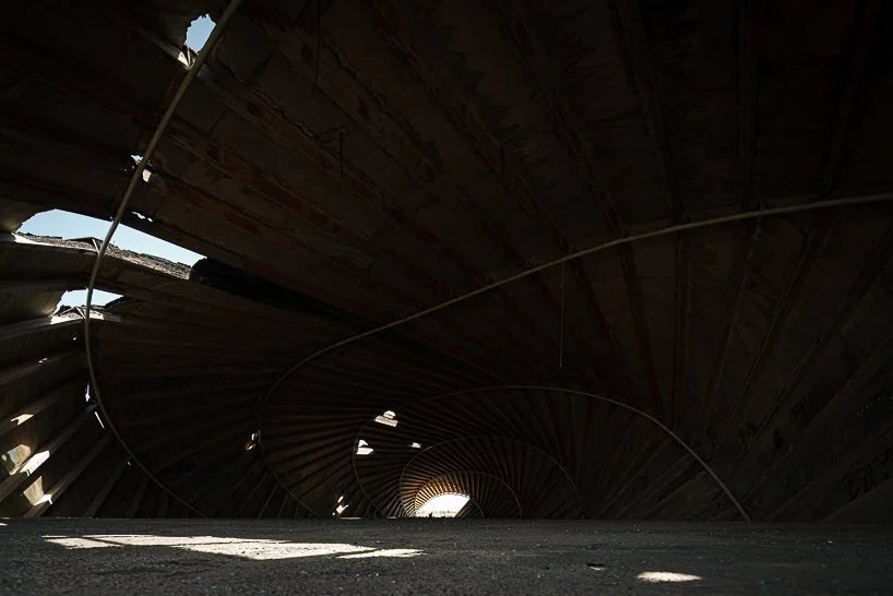 摄影师 kyrre sundal 捕捉到了伊东丰雄位于西班牙的“la caracola”当代遗址