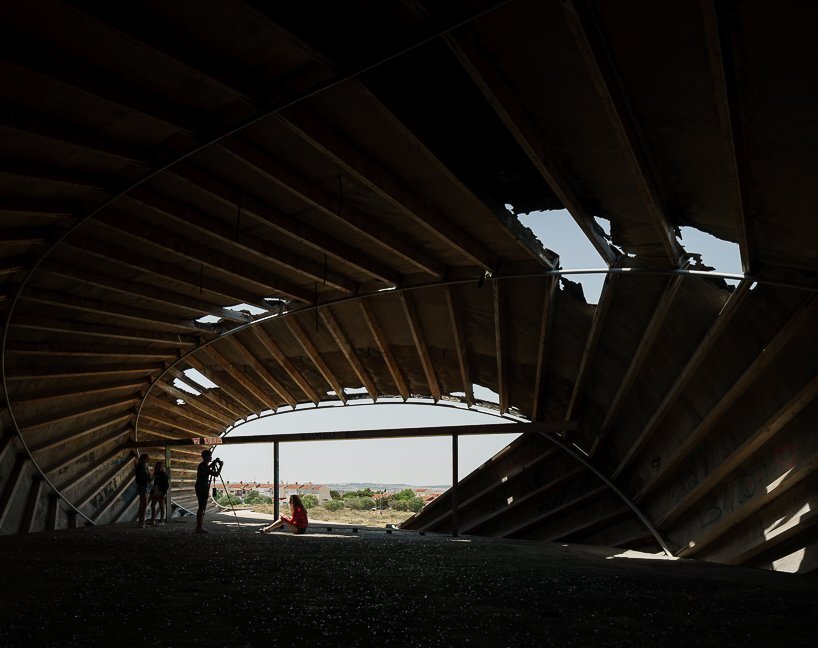 摄影师 kyrre sundal 捕捉到了伊东丰雄位于西班牙的“la caracola”当代遗址