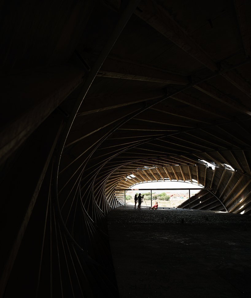 摄影师 kyrre sundal 捕捉到了伊东丰雄位于西班牙的“la caracola”当代遗址