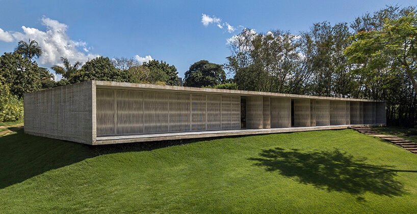 可操作的立面为 mf+arquitetos 设计的这座混凝土住宅带来了轻盈感和多孔性